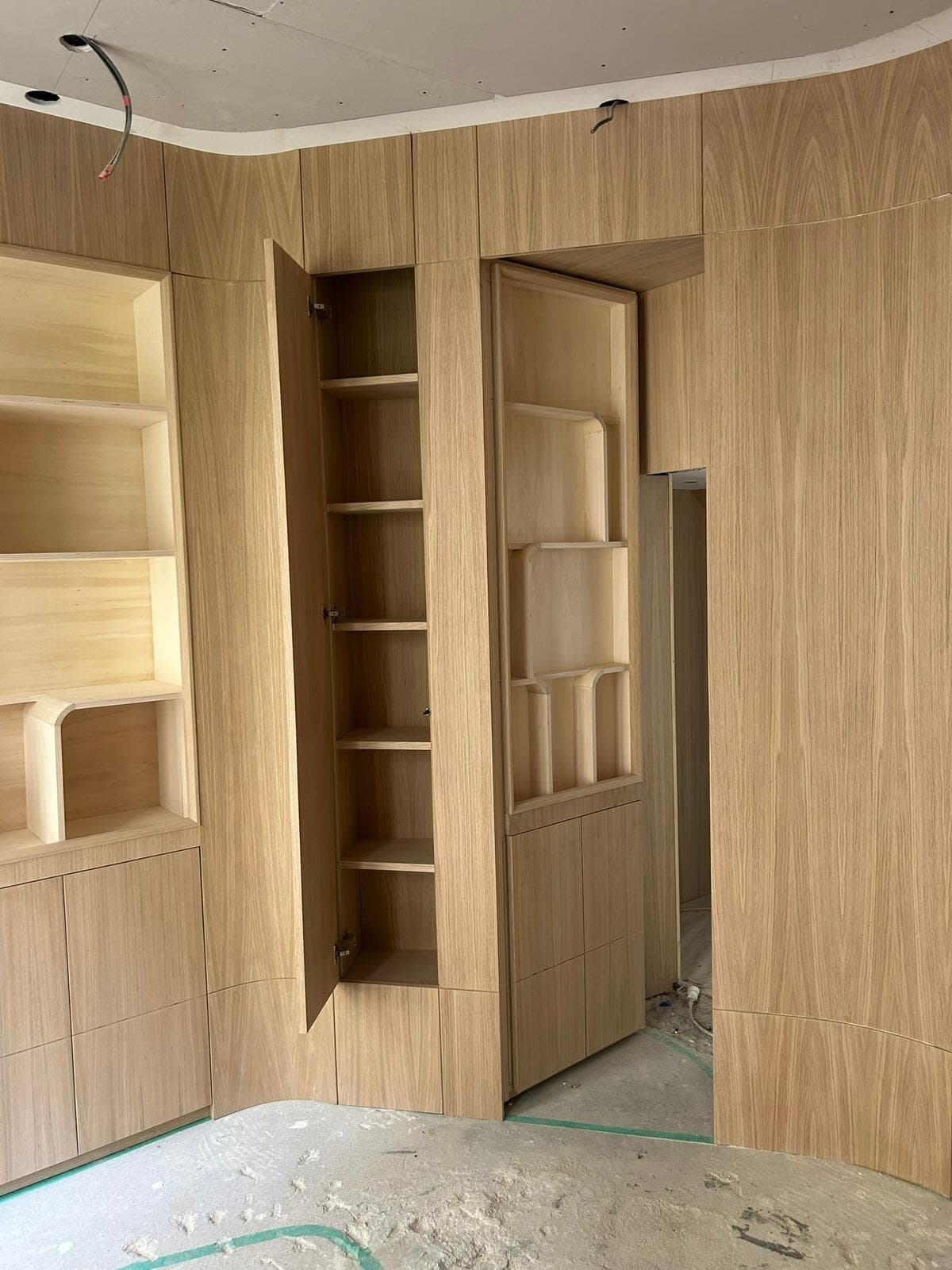 Pose de placards et niches en chêne sur mesure en cours de chantier