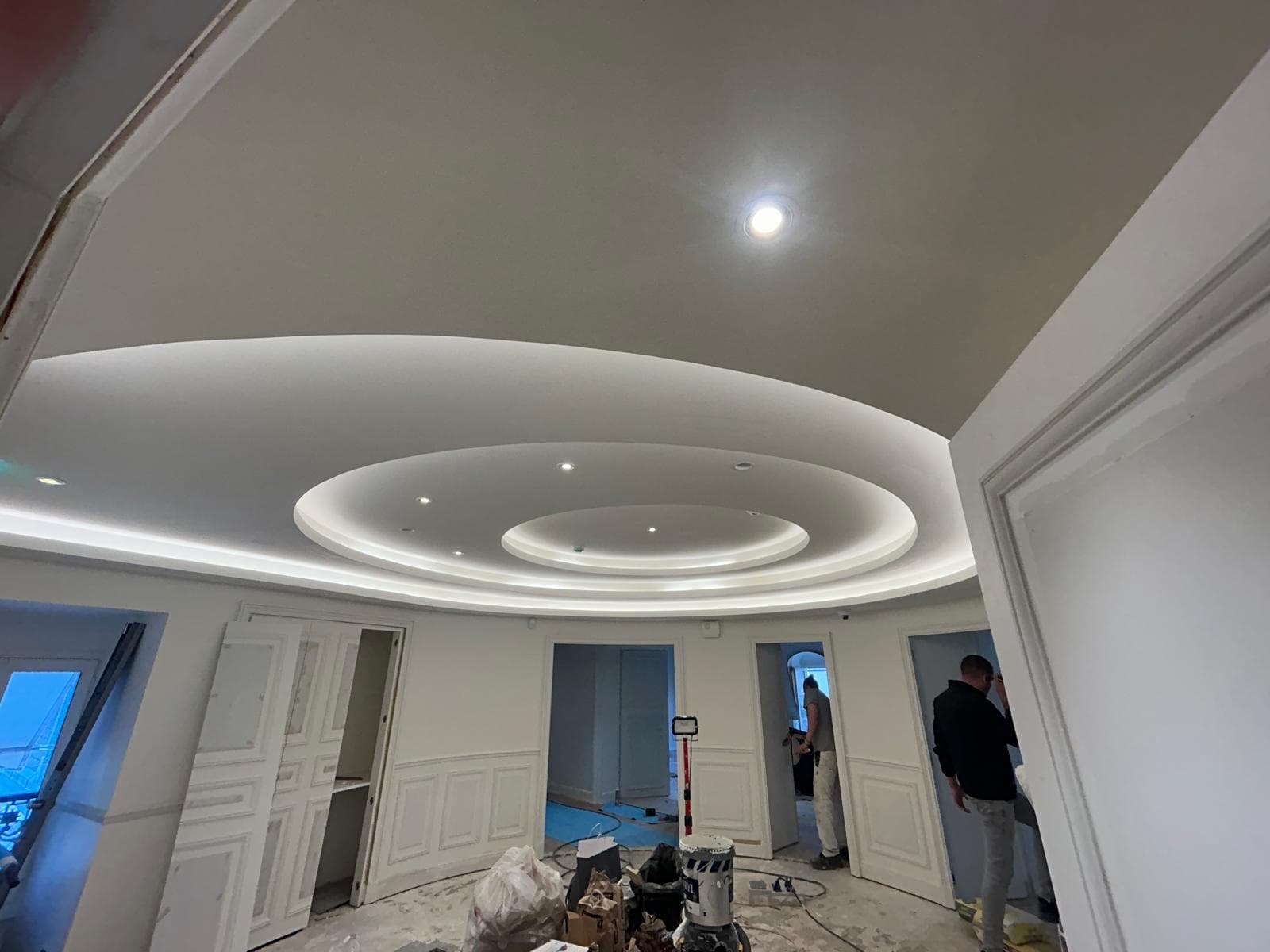Faux plafond en cercles concentriques avec éclairage LED indirect