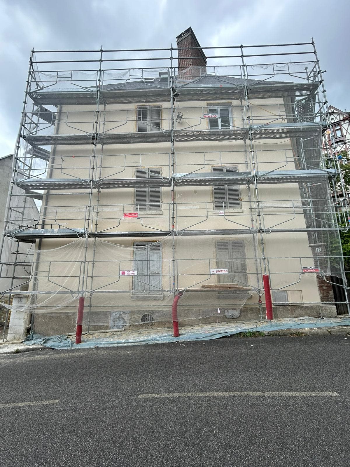 Façade d’immeuble ancien entièrement échafaudée pour sa rénovation