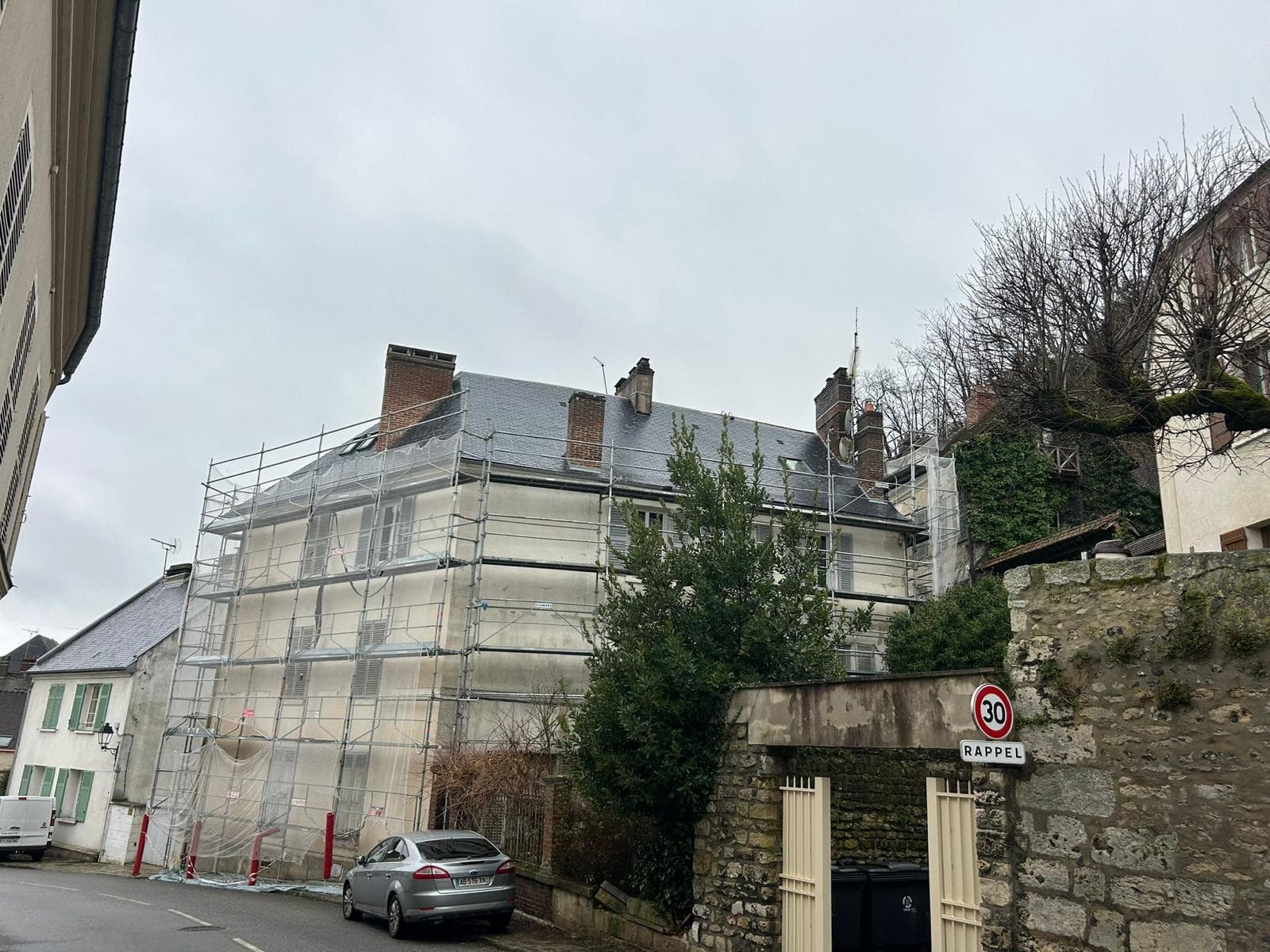 Immeuble ancien sous échafaudage pendant un ravalement de façade