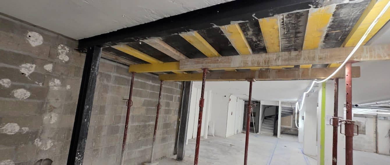 Sous-sol étayé sous une dalle béton, poutre métallique posée avant la découpe d’une trémie d’escalier
