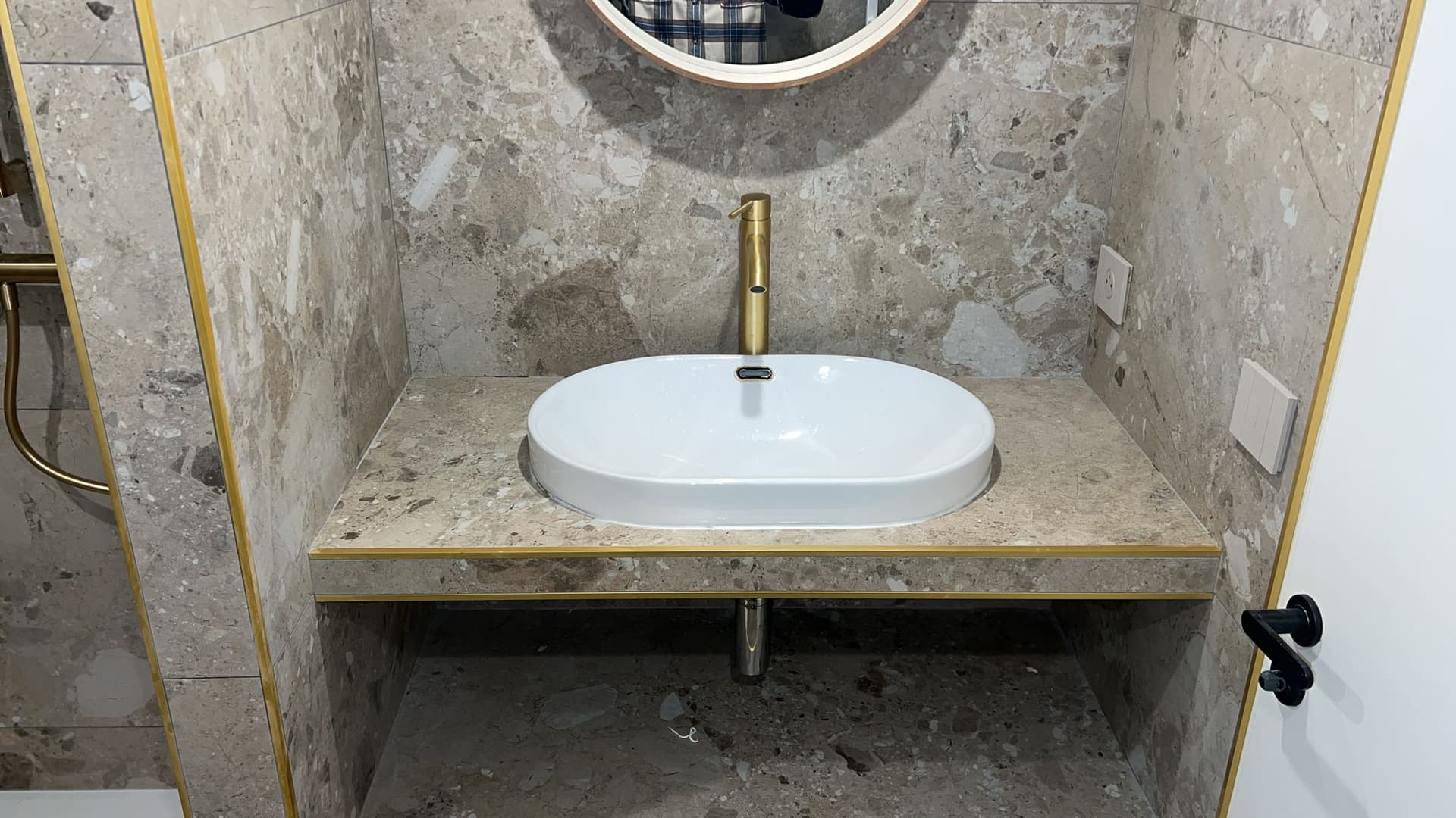 Plan vasque en pierre naturelle avec robinetterie laiton